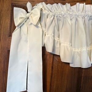 Aberdeen crescent Valance with Ruffle Bottom in Ivory color with 2 Bows
